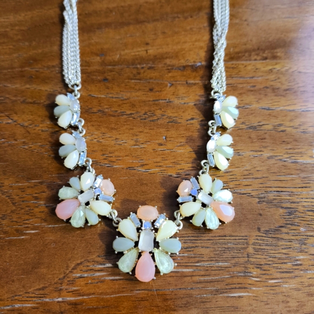 Elegant Floral Statement Necklace in Gold and Cream